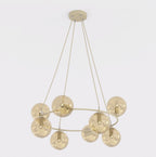 Hanglamp met beige cirkelvormig frame en amberkleurige glazen bollen, opgehangen aan dunne beige snoeren