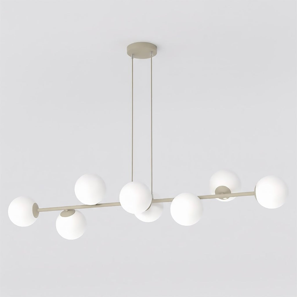 Beige hanglamp met horizontale stang en acht witte glazen bollen, opgehangen aan twee dunne staafjes onder een plafondplaat