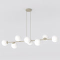 Beige hanglamp met horizontale stang en acht witte glazen bollen, opgehangen aan twee dunne staafjes onder een plafondplaat