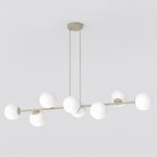 Beige hanglamp met horizontale stang en acht witte glazen bollen, opgehangen aan twee dunne staafjes onder een plafondplaat