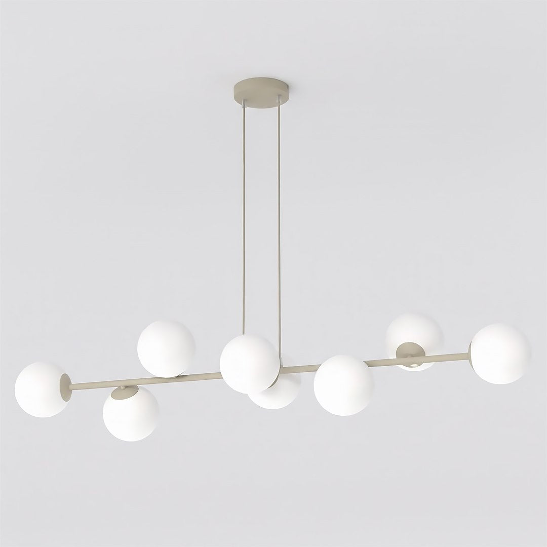 Beige hanglamp met horizontale stang en acht witte glazen bollen, opgehangen aan twee dunne staafjes onder een plafondplaat