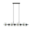 Zwarte hanglamp met acht transparante glazen kappen aan een horizontale balk met twee dunne stangen aan het plafond