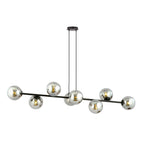 Zwarte hanglamp met acht grafietkleurige glazen bollen aan een horizontaal frame, opgehangen aan twee snoeren