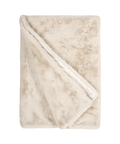 Beige faux fur plaid, gevouwen met een omgeslagen hoek waarop de gladde satijnachtige rand zichtbaar is