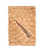 Gevouwen bruine faux fur plaid met ribbelstructuur en omgeslagen hoek waarop de zachte voering zichtbaar is