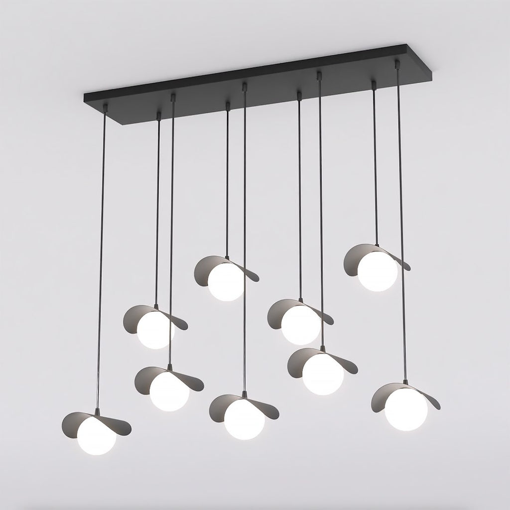 Zwarte clusterhanglamp met negen pendels op verschillende hoogtes, gebogen kappen en witte bollen