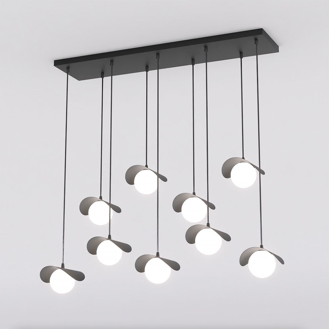 Zwarte clusterhanglamp met negen pendels op verschillende hoogtes, gebogen kappen en witte bollen