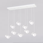 Witte hanglamp met negen bollen en gebogen kappen op verschillende hoogtes aan een rechthoekige plafondplaat