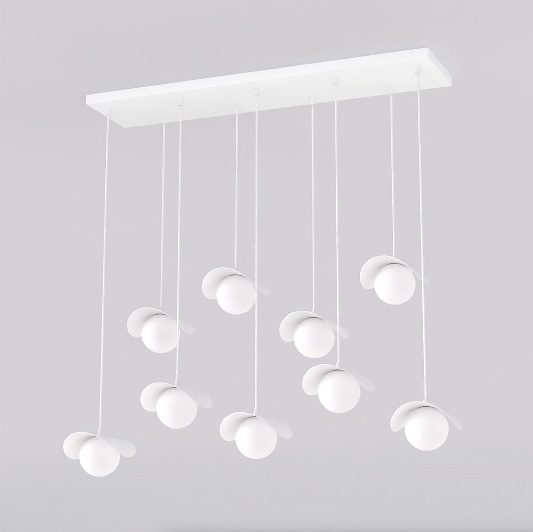 Witte hanglamp met negen bollen en gebogen kappen op verschillende hoogtes aan een rechthoekige plafondplaat