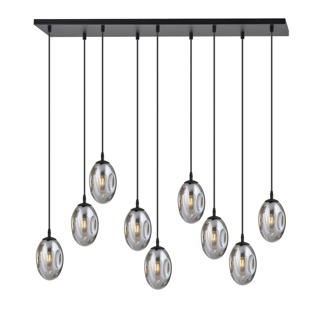 Zwarte hanglamp met negen ovale grafietkleurige glazen kappen aan dunne snoeren onder een langwerpige plaat
