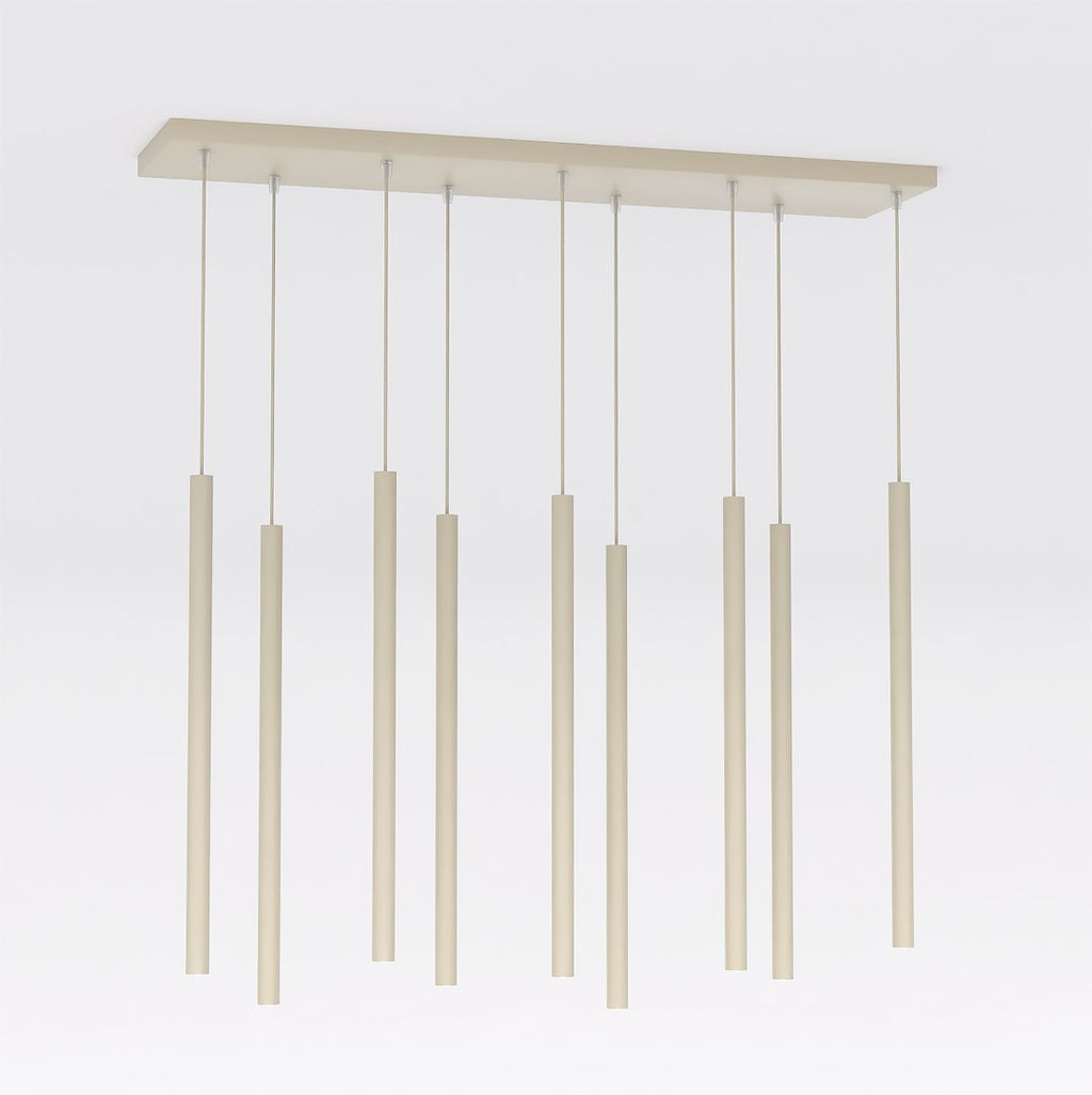 Beige hanglamp met negen dunne cilindrische pendels van verschillende lengte aan een langwerpige plafondplaat