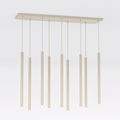 Beige hanglamp met negen dunne cilindrische pendels van verschillende lengte aan een langwerpige plafondplaat