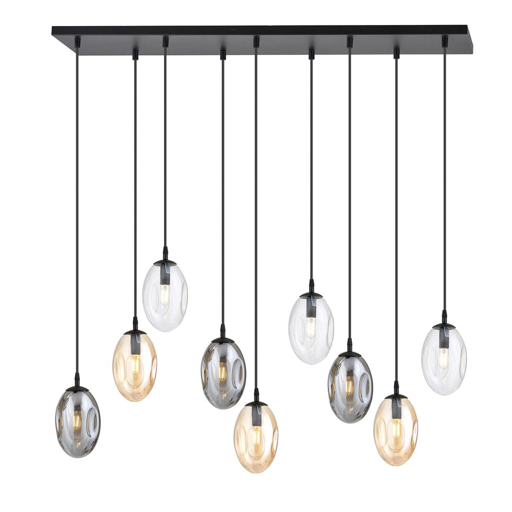 Zwarte plafondlamp met negen hangende glazen kappen in grafiet, transparant en amber aan een langwerpige plafondplaat