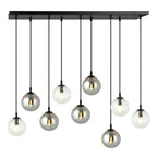 Zwarte hanglamp met negen glazen bollen in transparant en graphiet aan een lange rechthoekige plafondplaat