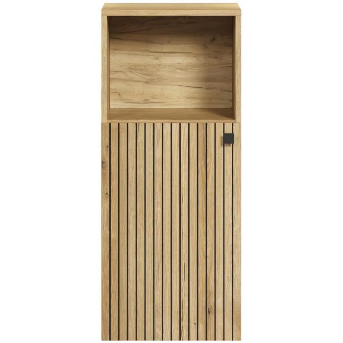 Badkamerkast in eikendecor met open vak bovenin en deur met verticale zwarte lamellen en zwarte vierkante greep