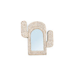 Cactusvormige spiegel met frame van witte kaurischelpen en een spiegelglas met boogvorm