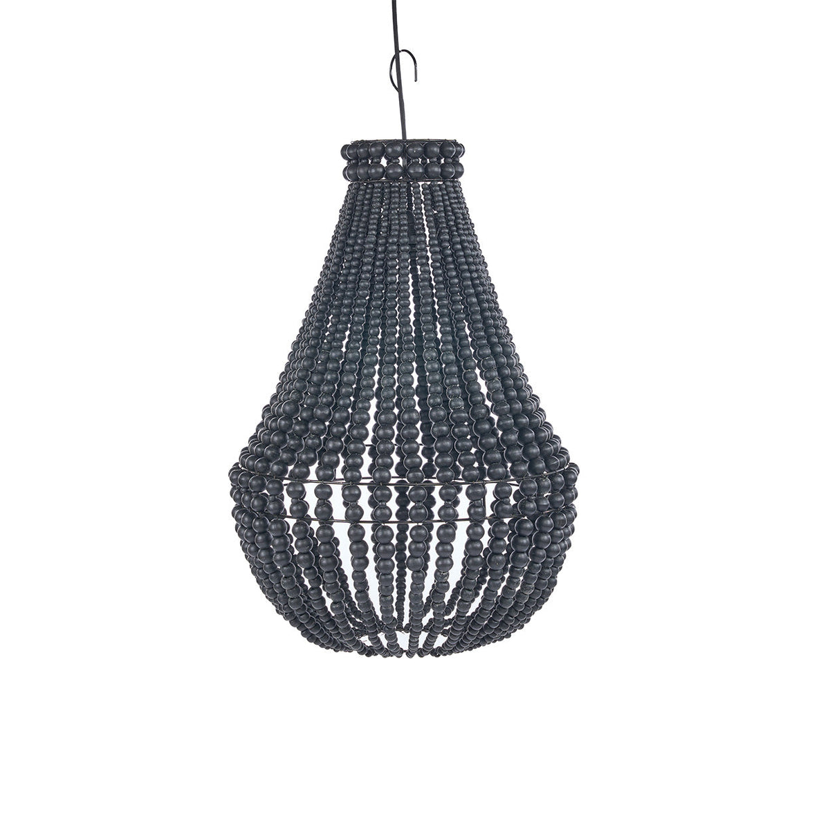 Zwarte druppelvormige hanglamp van cascaderende houten kralen, hangend aan een zwarte haak