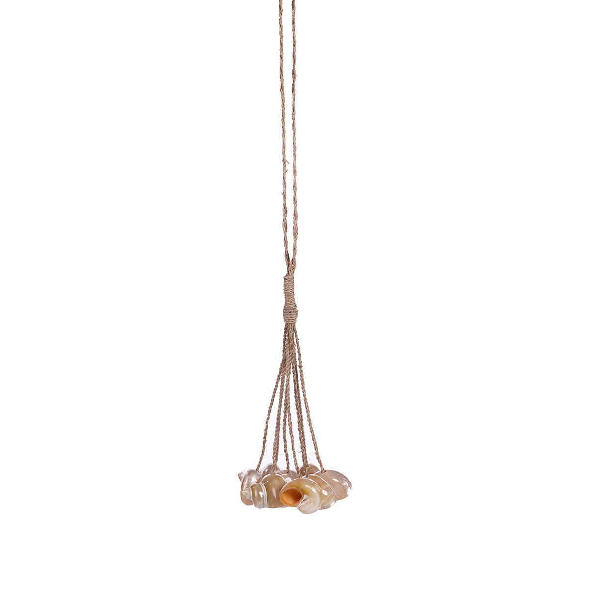 Hangende kwast met naturel schelpen aan gevlochten koorden op een witte achtergrond
