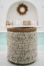 Mand pandan en schelpen handgemaakt, naturel wit – Ø 34 x 40 cm, voor wasgoed, speelgoed of plant