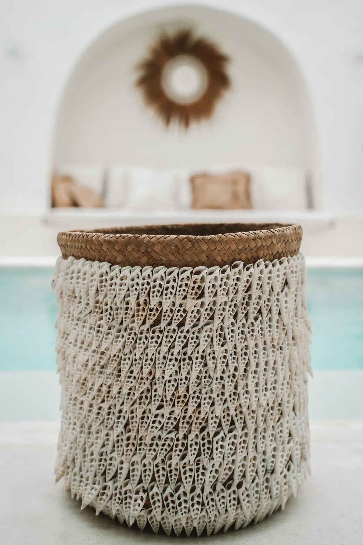 Mand pandan en schelpen handgemaakt, naturel wit – Ø 34 x 40 cm, voor wasgoed, speelgoed of plant