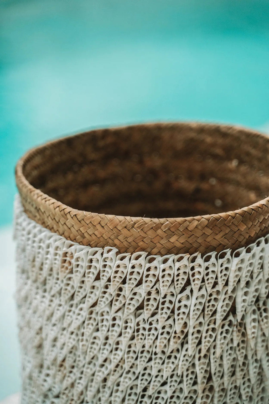Mand pandan en schelpen handgemaakt, naturel wit – Ø 34 x 40 cm, voor wasgoed, speelgoed of plant