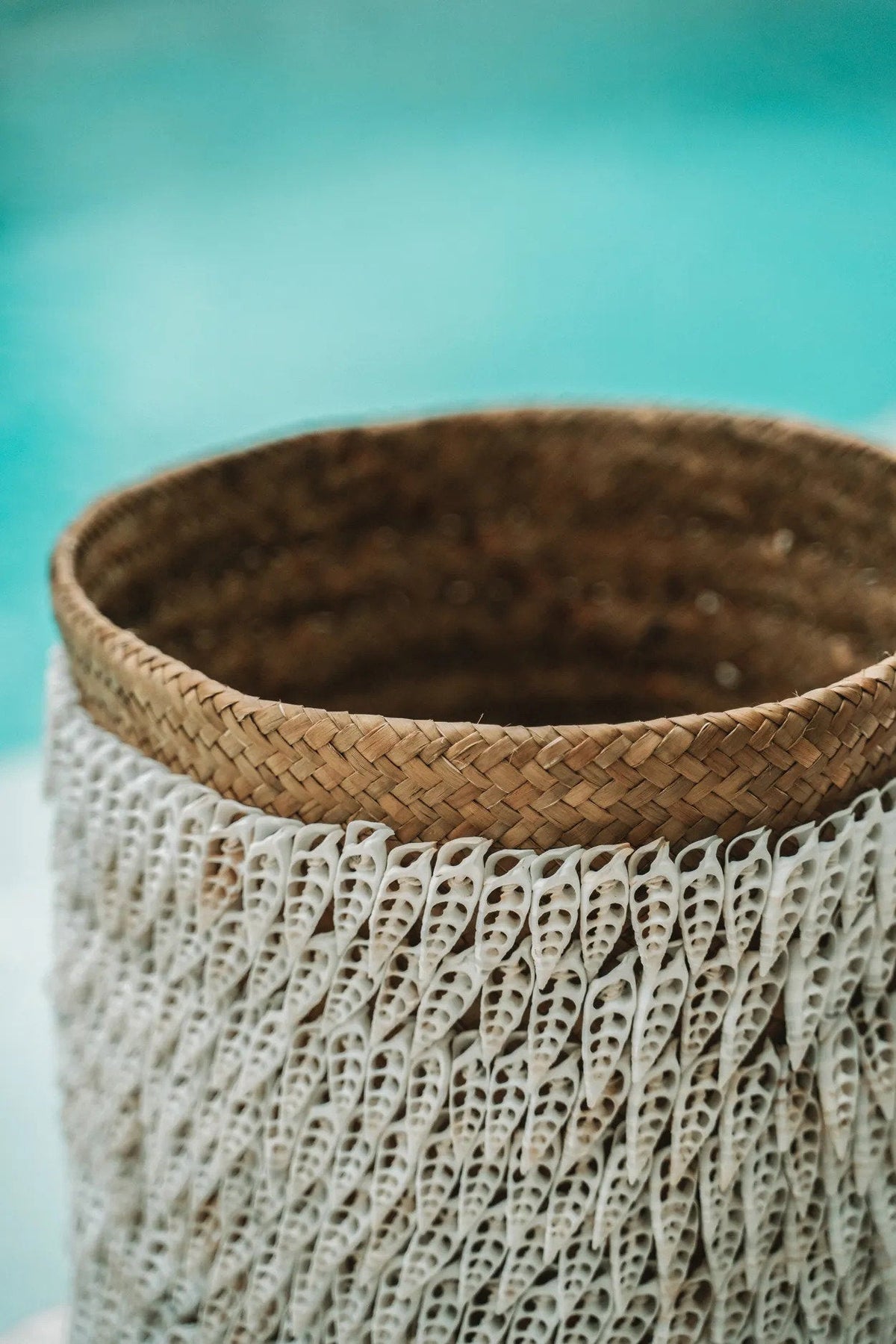Mand pandan en schelpen handgemaakt, naturel wit – Ø 34 x 40 cm, voor wasgoed, speelgoed of plant