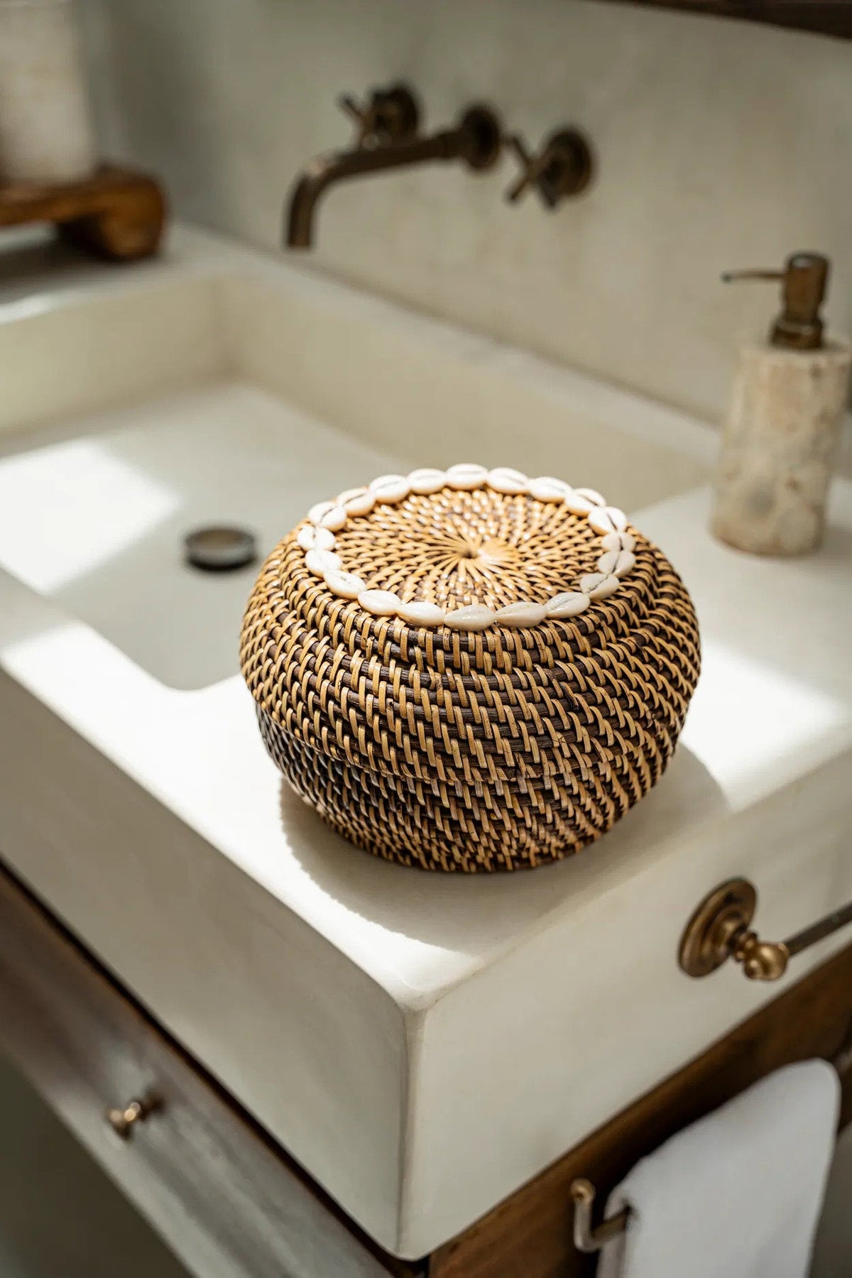 Opbergmand rotan met deksel en cowrieschelpen, natuurlijk bruin, 27 x 27 x 18 cm