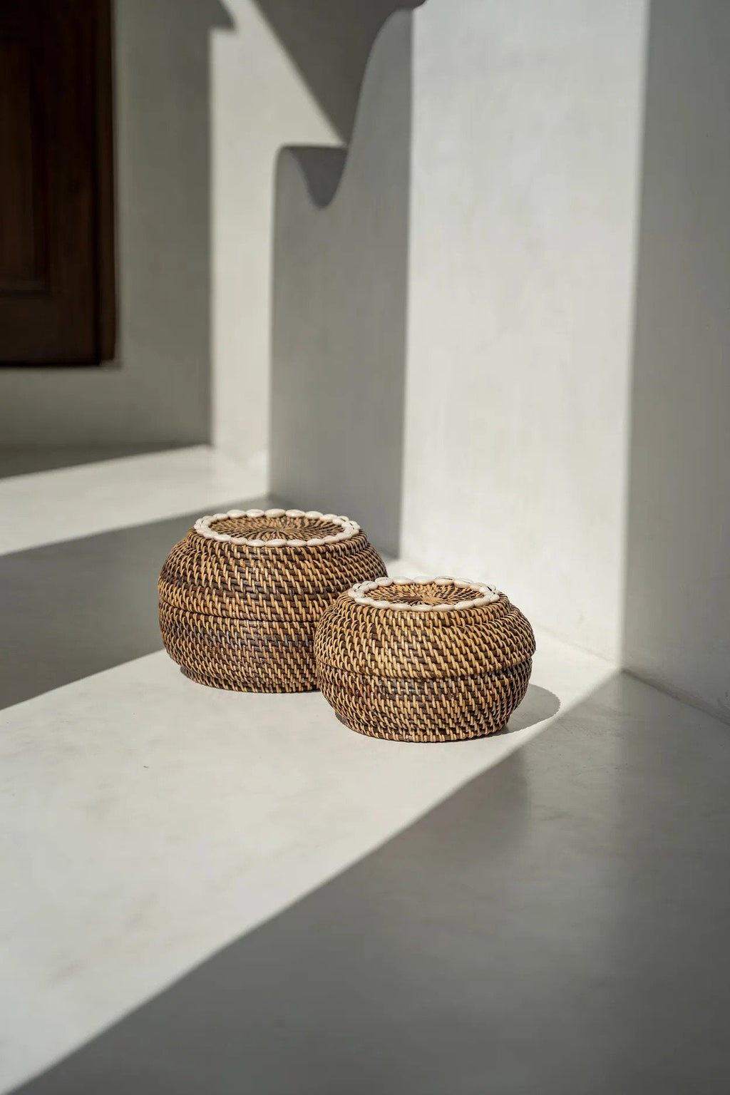 Opbergmand rotan met deksel en cowrieschelpen, natuurlijk bruin, 27 x 27 x 18 cm