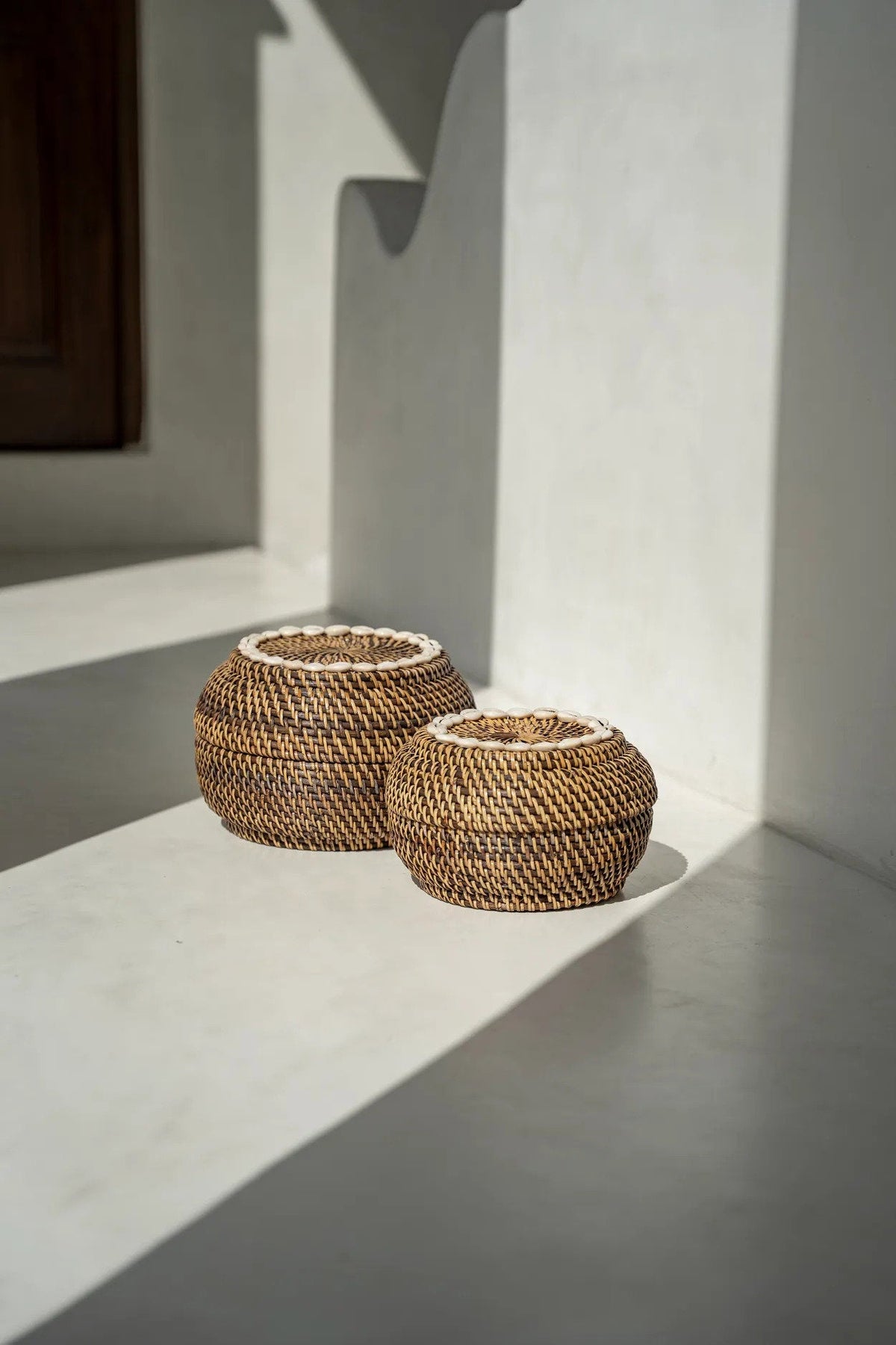 Opbergmand rotan met deksel en cowrieschelpen, natuurlijk bruin, 27 x 27 x 18 cm
