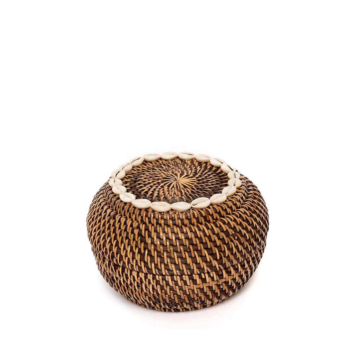 Ronde rotan opbergmand met deksel en een rand van witte cowrieschelpen, bruin