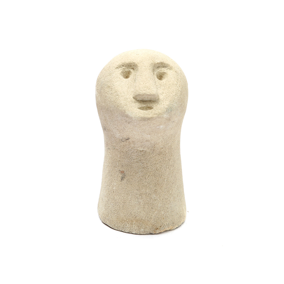 Naturel zandstenen beeld met gesneden gezicht op een witte achtergrond