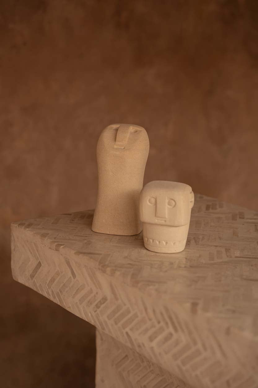 Stenen beeld zandsteen handgesneden Sumbasteen #08, naturel, 8 x 8 x 17 cm, woondecoratie