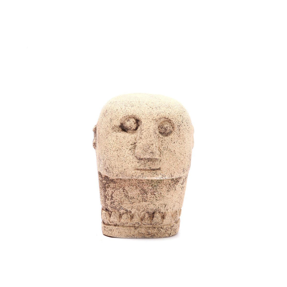 Stenen Sumba-beeld van naturel zandsteen in de vorm van een hoofd met gezicht en versierde rand onderaan
