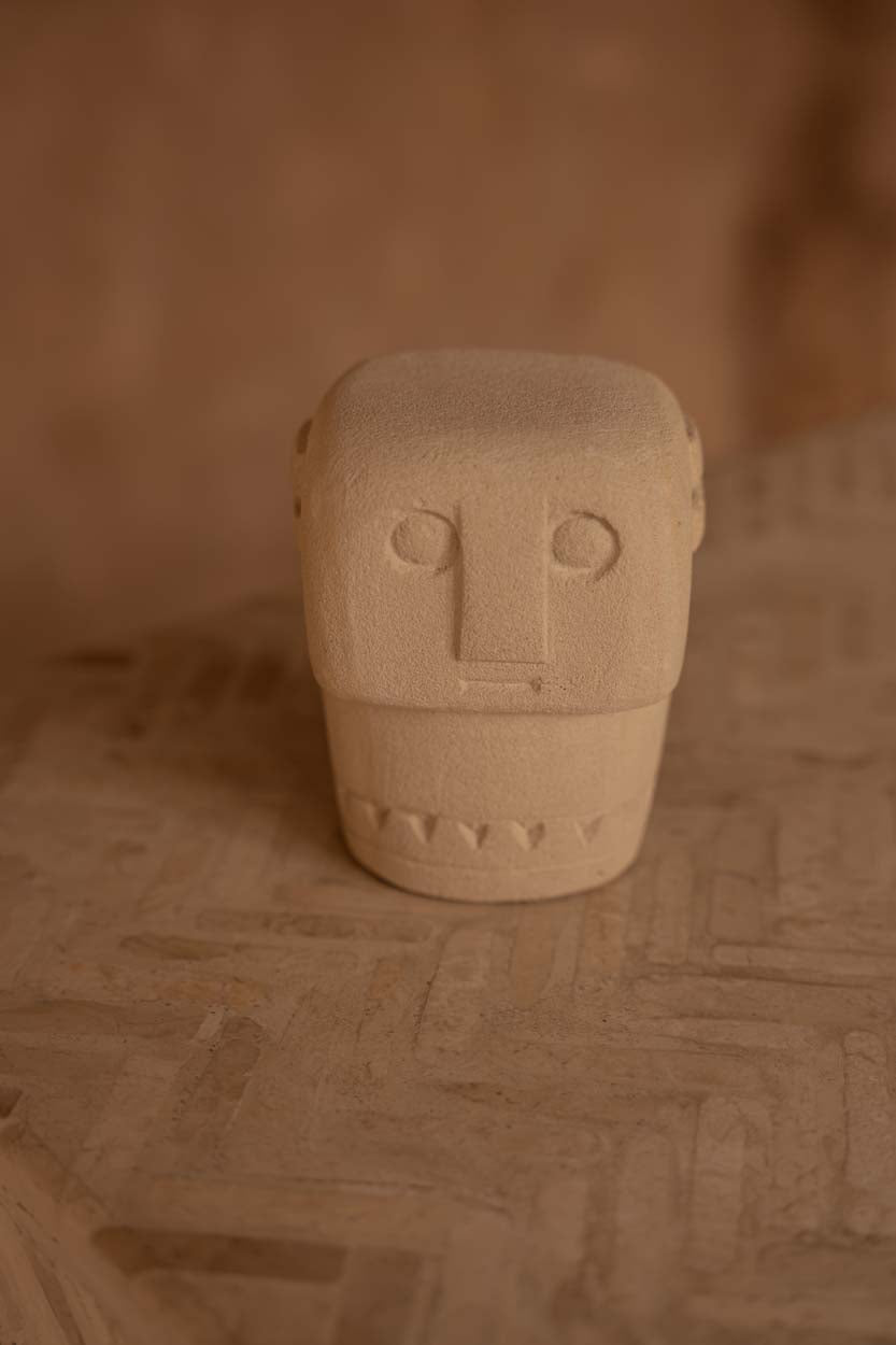 Decoratiebeeld zandsteen Sumba-beeld #09, naturel – 10 x 10 x 9 cm, handgesneden woonaccessoire