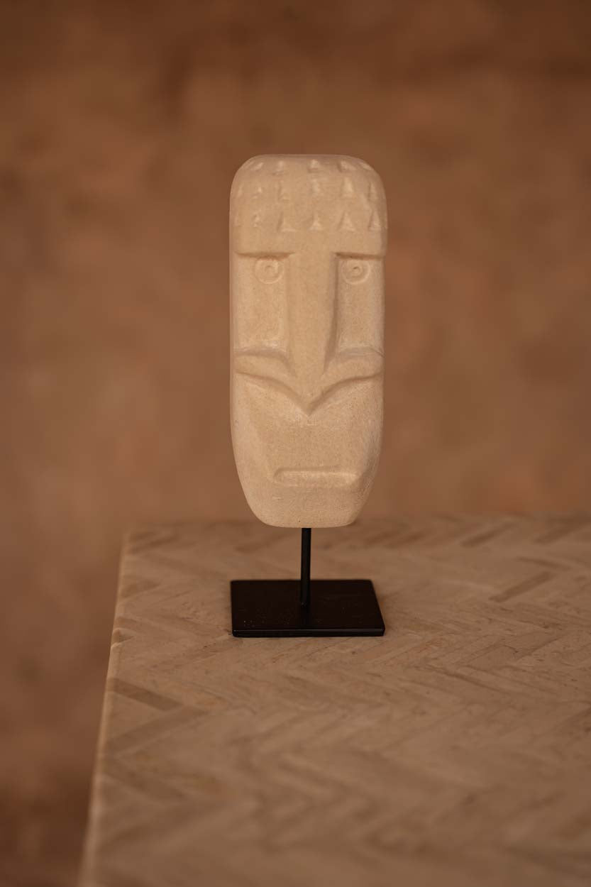 Decoratiebeeld zandsteen Sumba-steen #20 op standaard, handgesneden, naturel – 19 x 6 x 5 cm