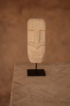 Decoratiebeeld zandsteen Sumba-steen #20 op standaard, handgesneden, naturel – 19 x 6 x 5 cm