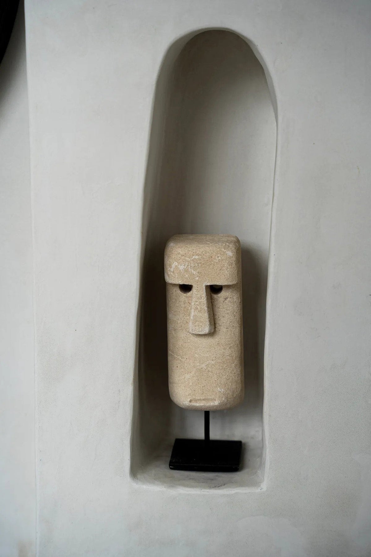 Decoratiebeeld zandsteen Sumba-steen #20 op standaard, handgesneden, naturel – 19 x 6 x 5 cm