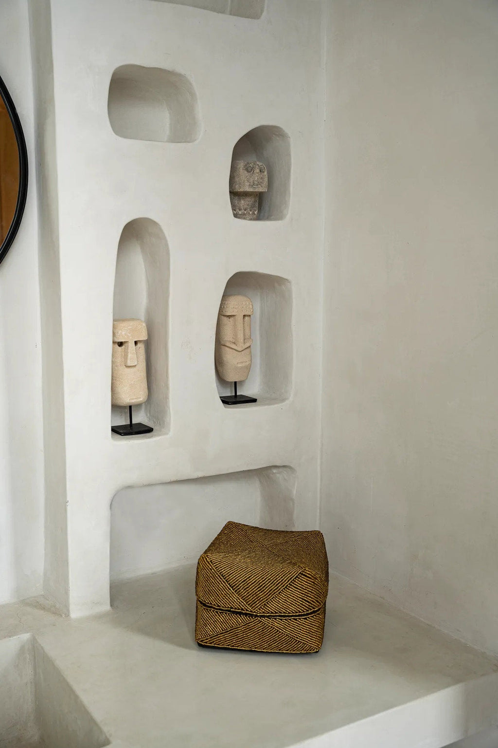 Decoratiebeeld zandsteen Sumba-steen #20 op standaard, handgesneden, naturel – 19 x 6 x 5 cm