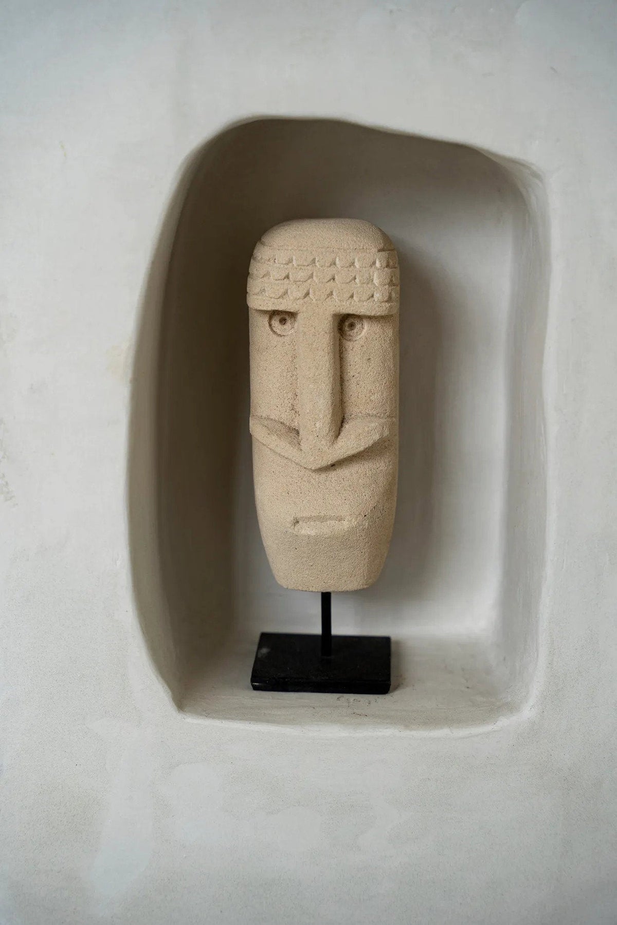 Stenen beeld zandsteen handgesneden Sumba nr. 21 op standaard, naturel – 6 x 5 x 19 cm
