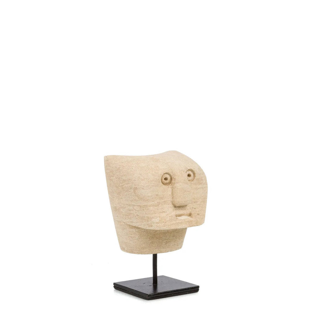Stenen beeld zandsteen Sumba nr. 23 op standaard, handgesneden, naturel – 8 x 8 x 13 cm