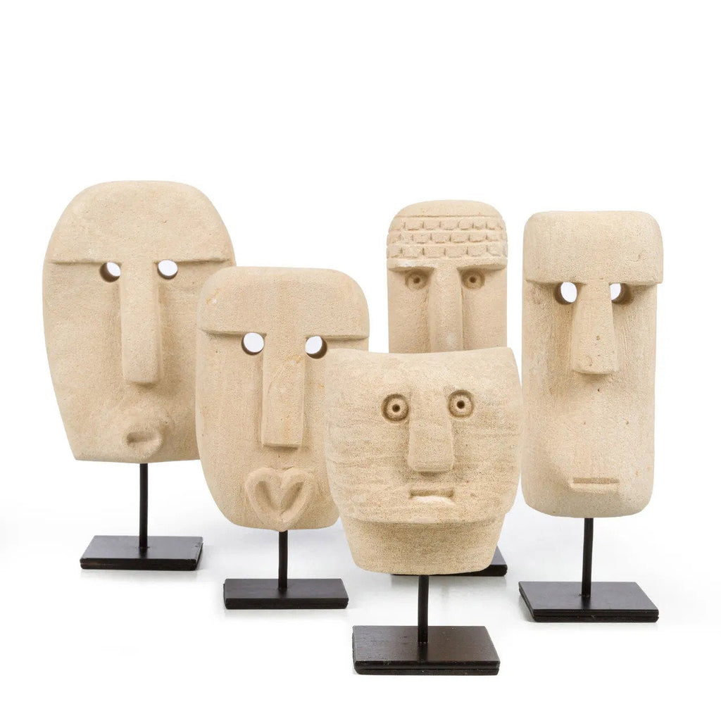 Stenen beeld zandsteen Sumba nr. 23 op standaard, handgesneden, naturel – 8 x 8 x 13 cm