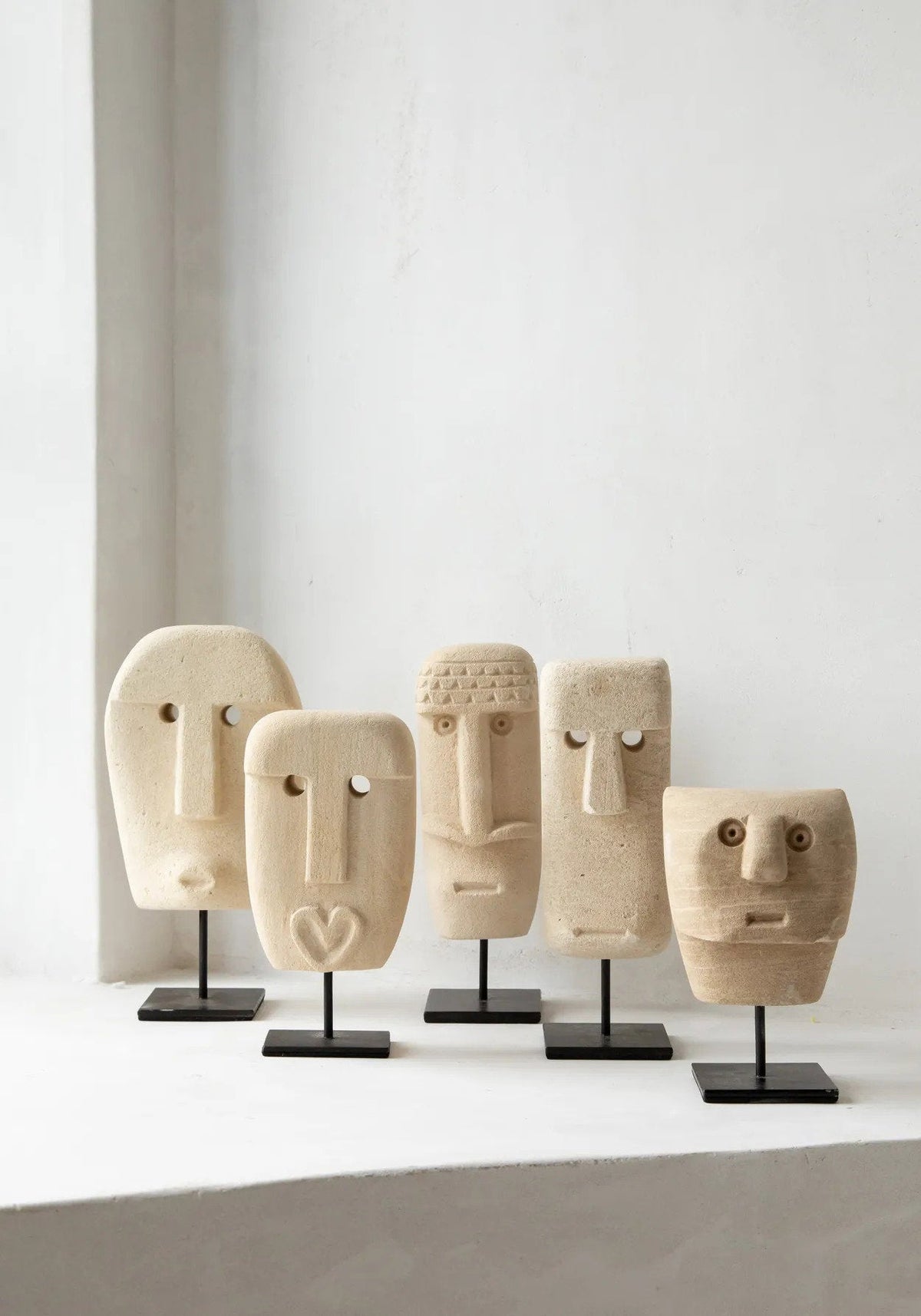 Stenen beeld zandsteen Sumba nr. 23 op standaard, handgesneden, naturel – 8 x 8 x 13 cm