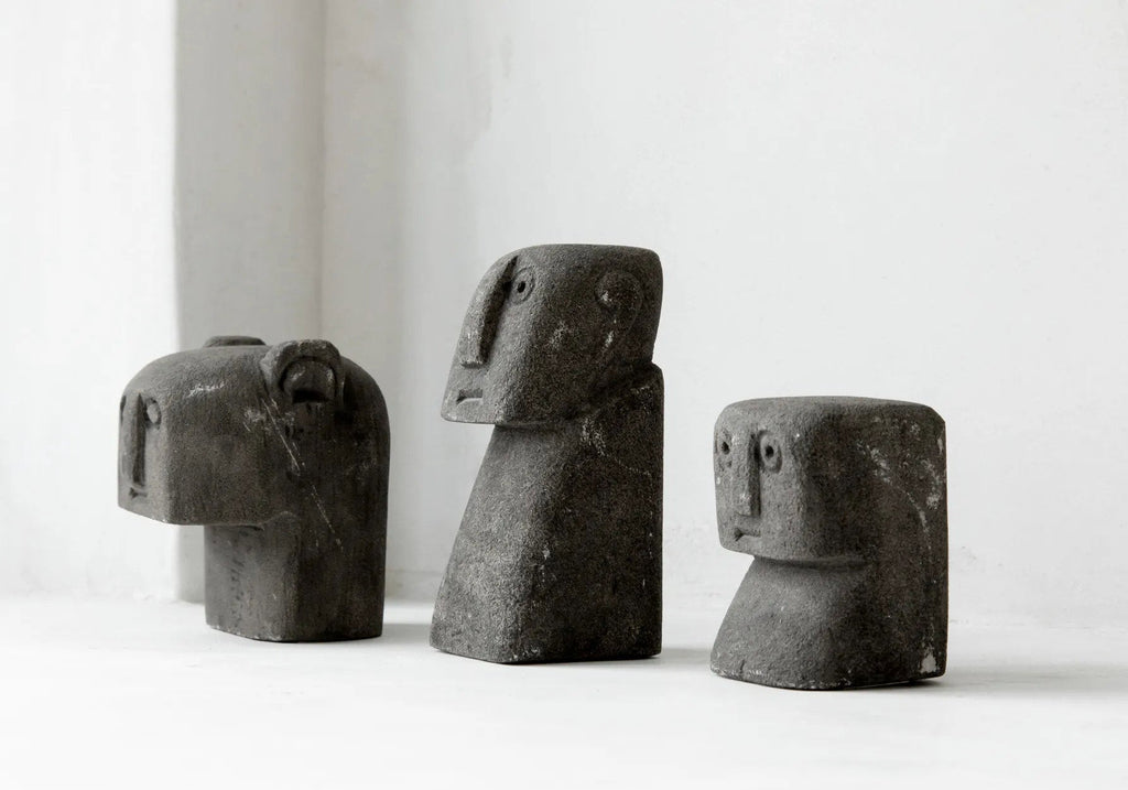 Beeldje zandsteen handgesneden Sumba Steen #25, grijs – 11 x 5 x 4 cm, woonkamer