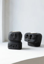 Kandelaar zandsteen Sumba Stone #26 handgehouwen gezicht, zwart – 8 x 8 x 10 cm