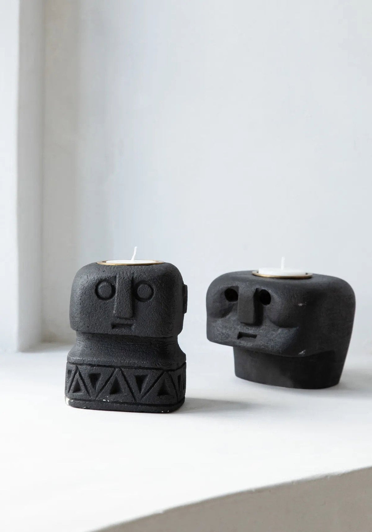 Kandelaar zandsteen Sumba Stone #26 handgehouwen gezicht, zwart – 8 x 8 x 10 cm