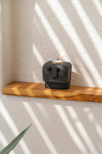 Kandelaar zandsteen Sumba Stone #26 handgehouwen gezicht, zwart – 8 x 8 x 10 cm