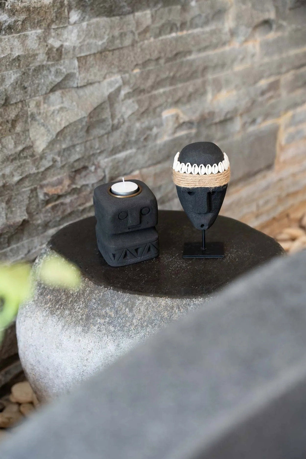 Kandelaar zandsteen Sumba Stone #26 handgehouwen gezicht, zwart – 8 x 8 x 10 cm