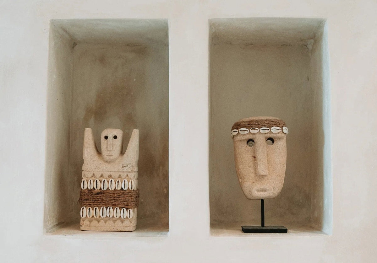 Decoratiebeeld zandsteen met schelpen, Sumba Steen #28, natuurlijk, h 17 x b 5 x l 9 cm