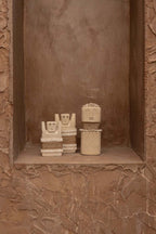Decoratiebeeld zandsteen met schelpen, Sumba Steen #28, natuurlijk, h 17 x b 5 x l 9 cm