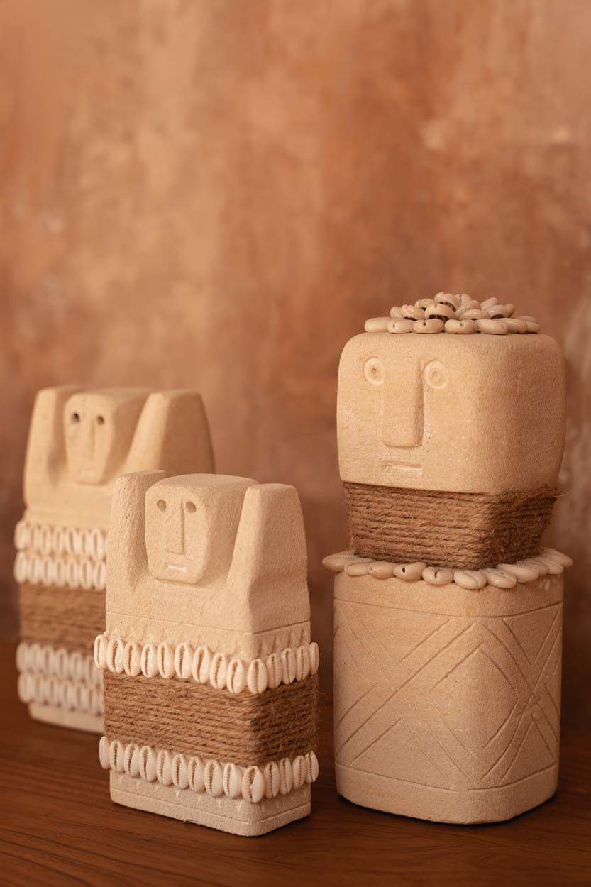 Stenen beeld zandsteen handgesneden Sumbasteen #28 M, naturel met schelpen en touw – 4 x 8 x 14 cm